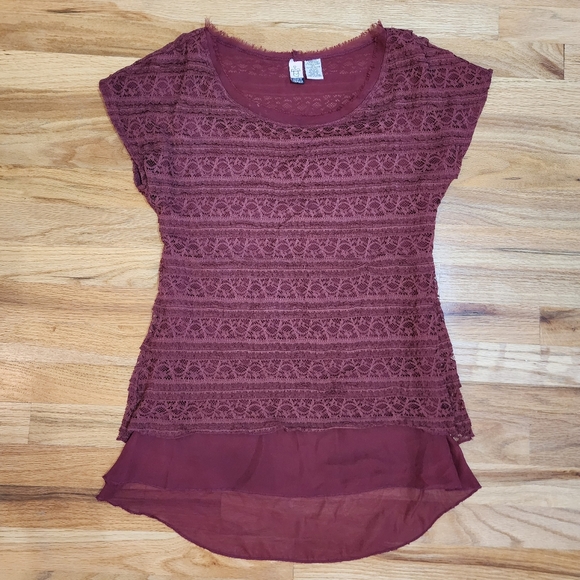 Burgundy red blouse shirt laced hi-low front slit back Size Small - Picture 3 of 8